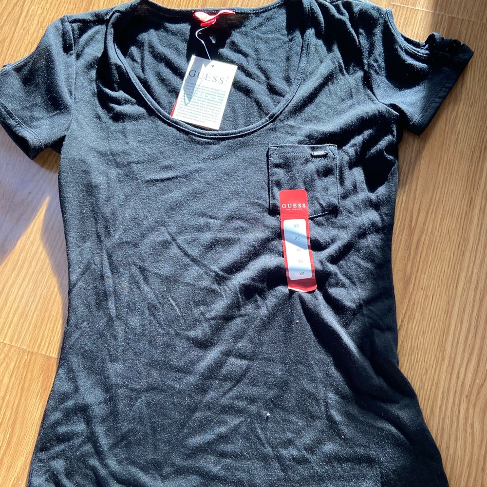 Guess t-shirt with cris-cros patter on sleeves